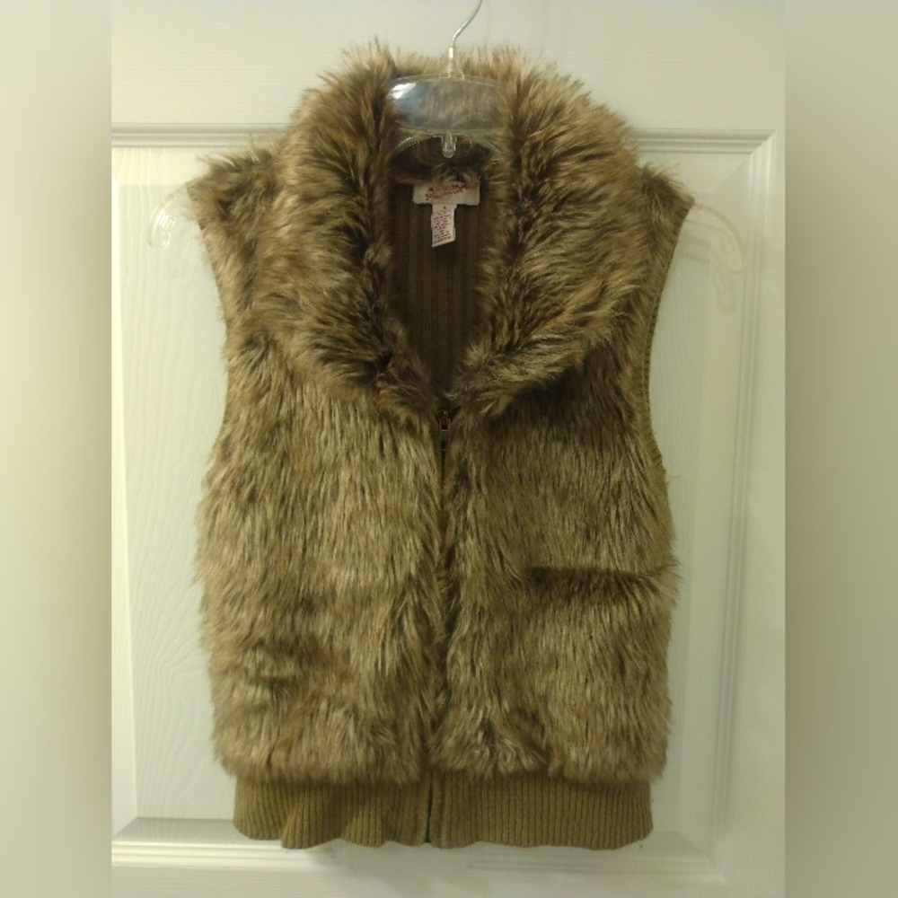 Faux fur/sweater vest by Arizona